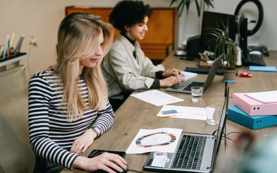 Deux personnes au travail sur leurs ordinateurs dans un bureau